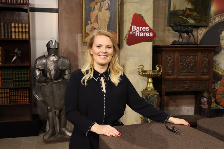 Patricia Kelly war am 11. November 2020 auf Schloss Drachenburg zu Gast bei "Bares für Rares" und konnte einen guten Preis für ihre Tasche erzielen.