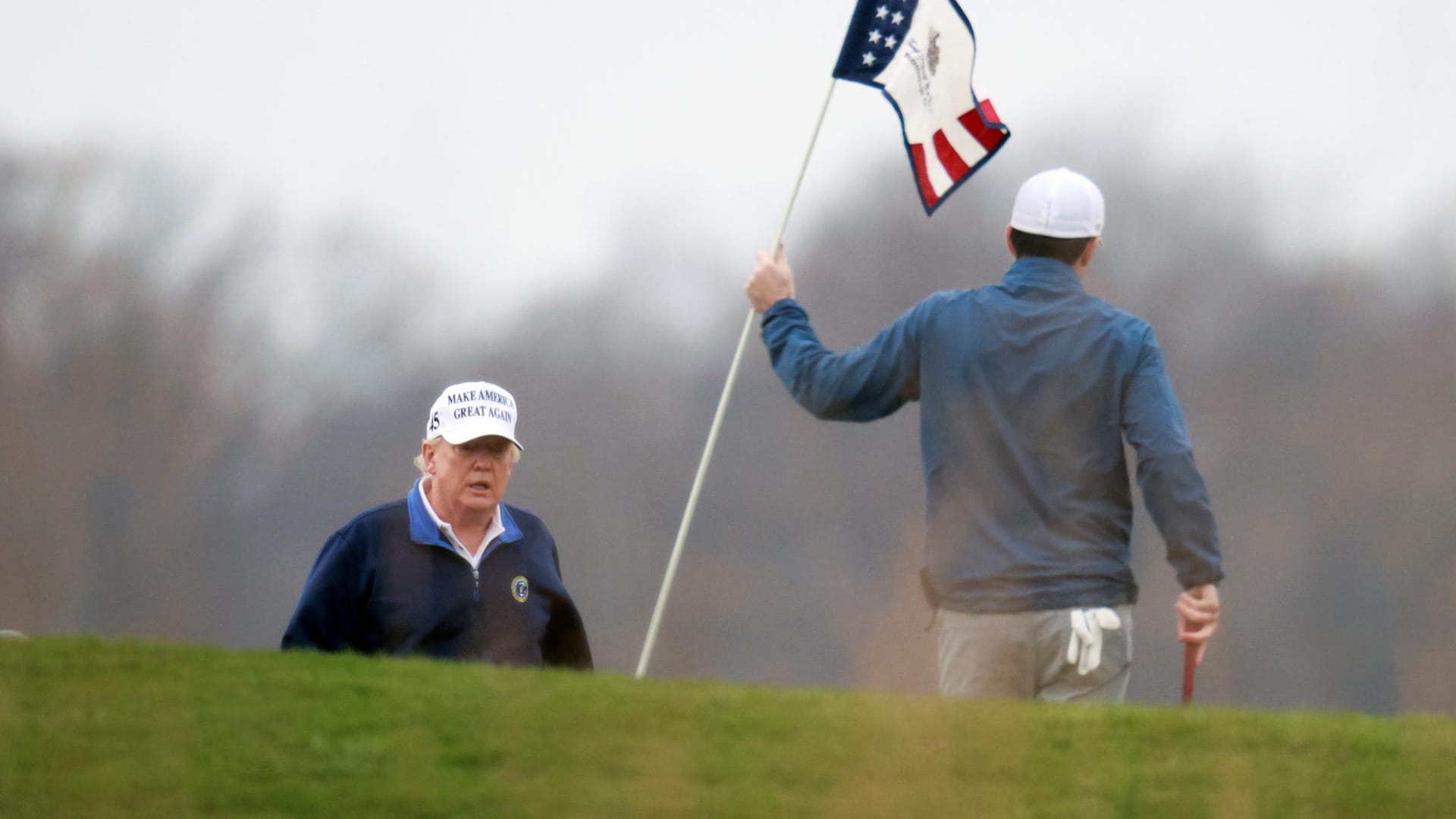 Das Auszählen der Stimmen dauerte lange. Und während sich abzeichnete, dass Joe Biden die Präsidentschaftswahl gewinnen würde, fuhr Trump auf den Golfplatz. Am 7. November erfuhr er dort dann von seiner Niederlage. Mit 46,9 Prozent verliert er gegen seinen Konkurrenten Joe Biden die US-Wahl.