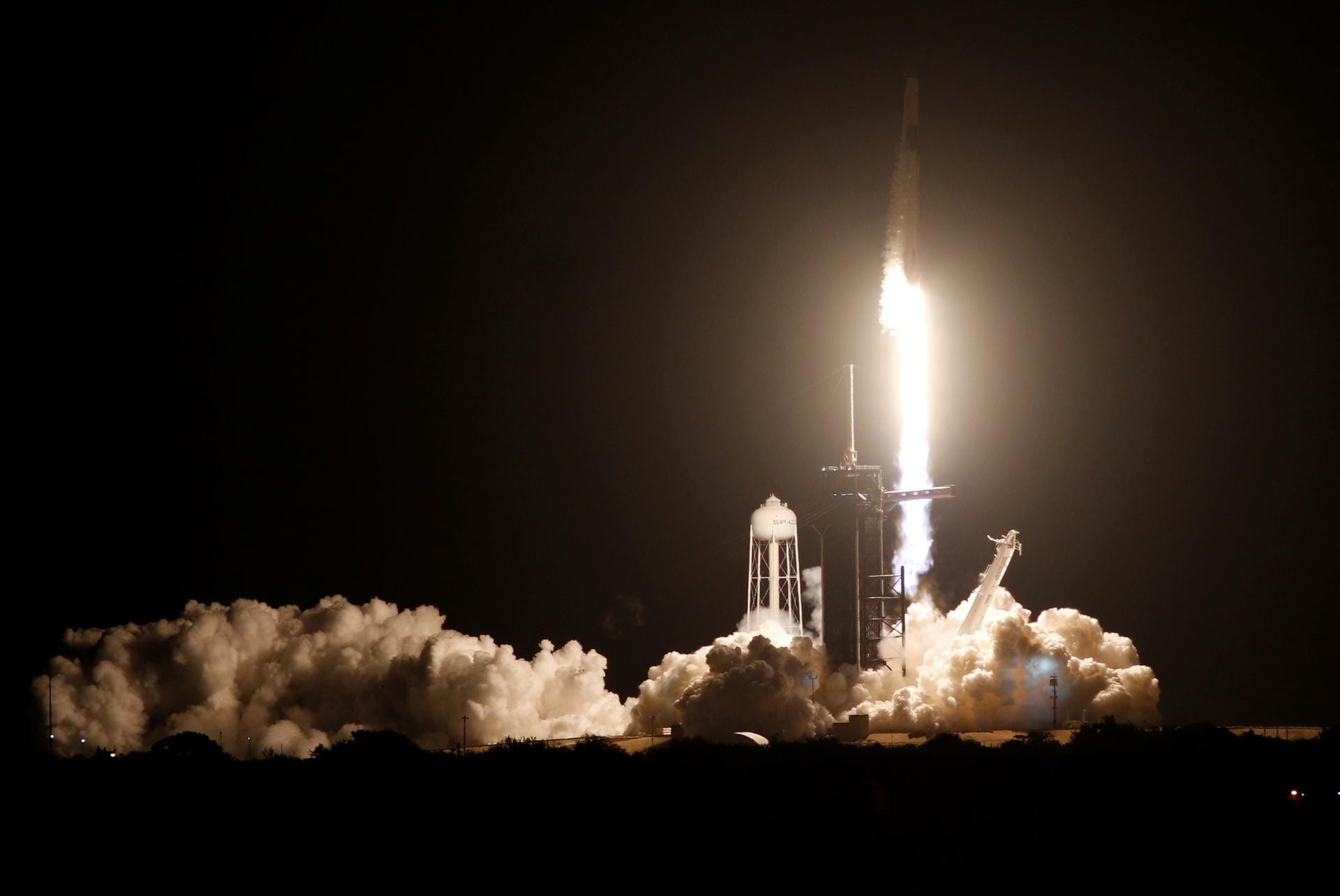 Erstmals wurde eine bemannte Rakete von einem privaten Unternehmen, Elon Musks SpaceX, ins Weltall geschickt.