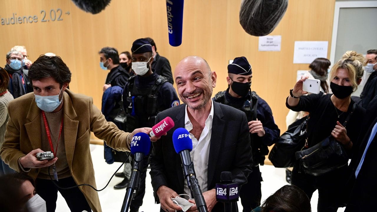 "Charlie-Hebdo"-Anwalt Richard Malka (M) spricht nach der Anhörung mit Journalisten.
