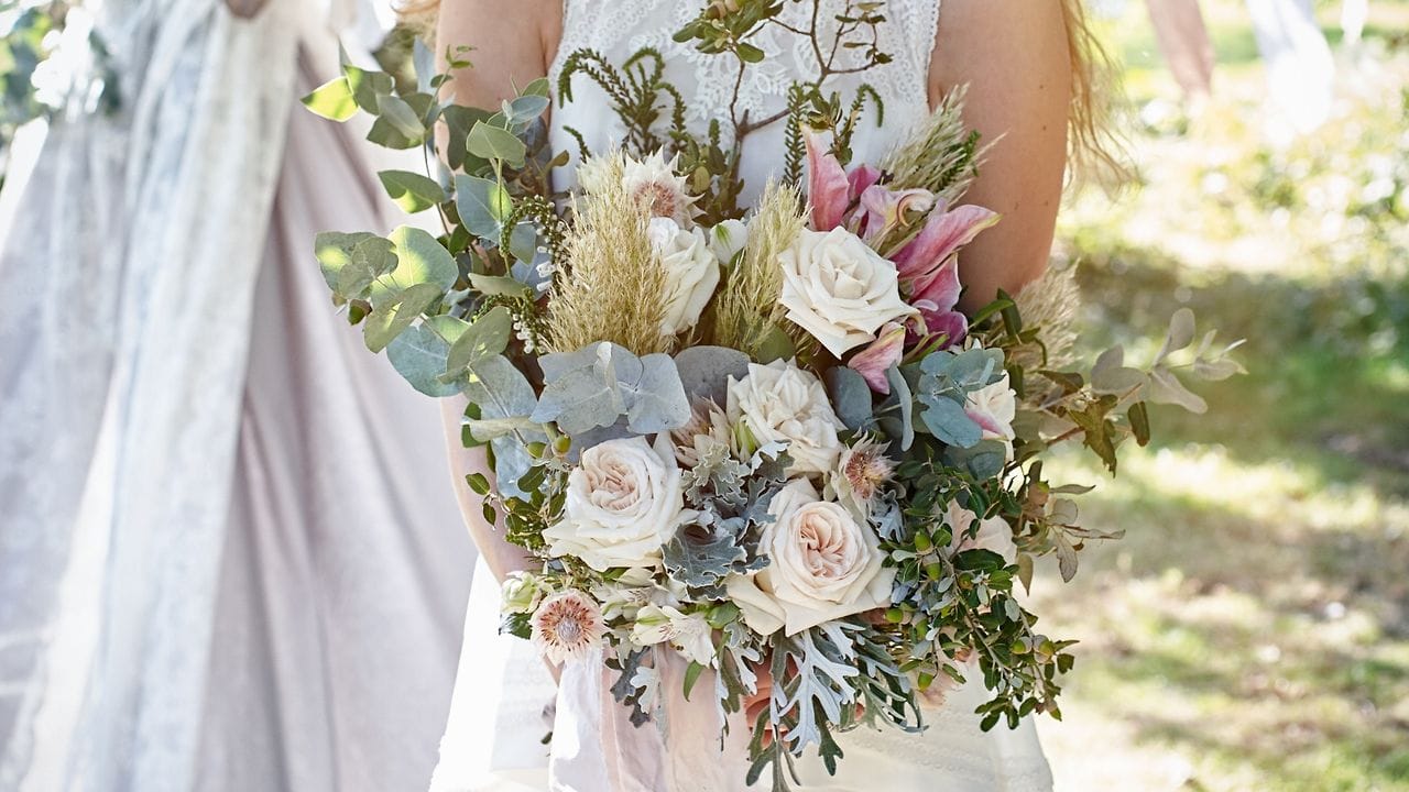 Blumen über Blumen - bei einer Hochzeit sicherlich eines der wichtigsten Deko-Elemente, egal ob im Haar oder in der Hand.