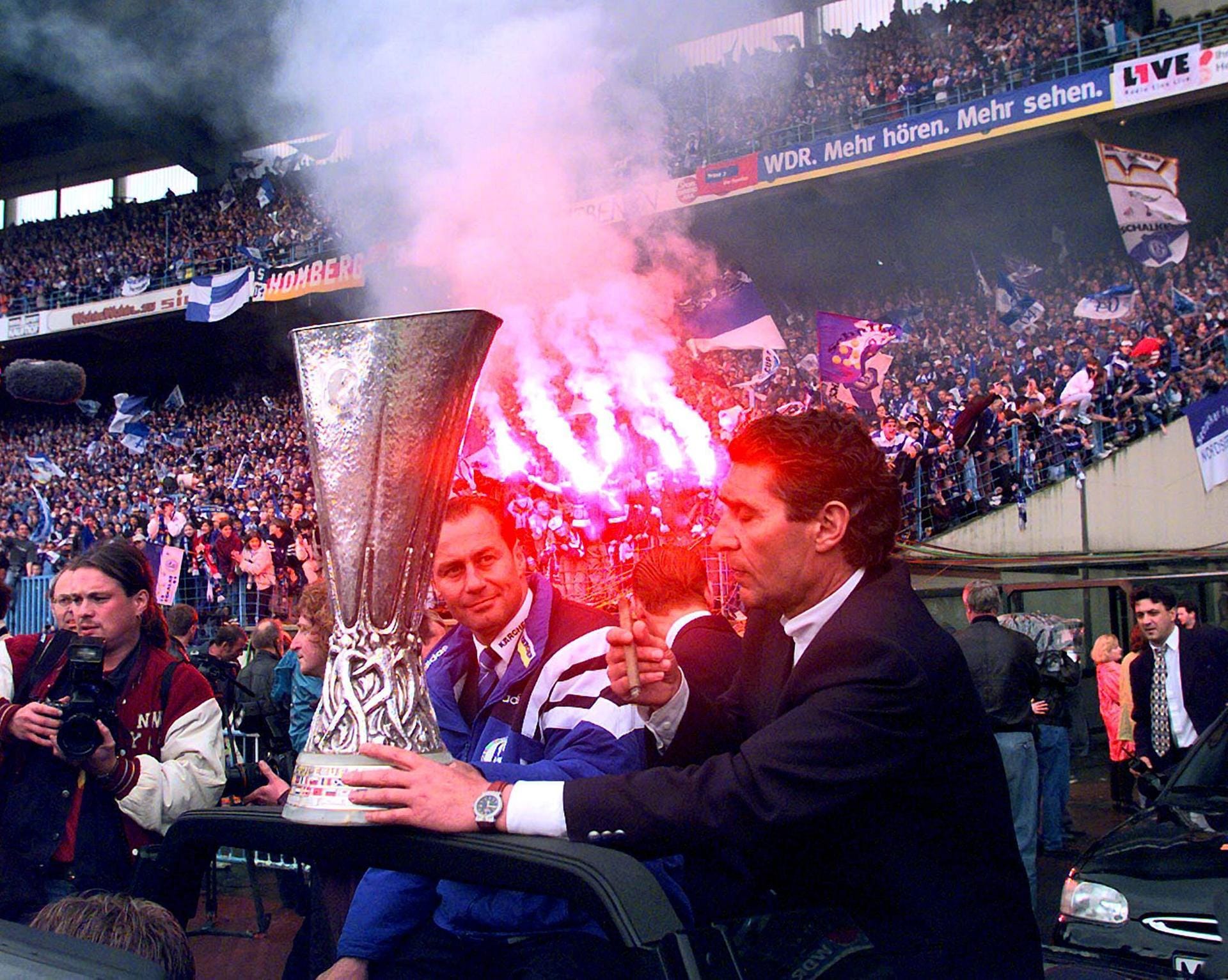 1997: Huub Stevens und Manager Rudi Assauer feiern den Schalker Sieg im Uefa-Pokal. Gleich in seinem ersten Jahr auf Schalke gewann der Niederländer mit den "Eurofightern" diesen Titel.
