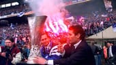 1997: Huub Stevens und Manager Rudi Assauer feiern den Schalker Sieg im Uefa-Pokal. Gleich in seinem ersten Jahr auf Schalke gewann der Niederländer mit den "Eurofightern" diesen Titel.