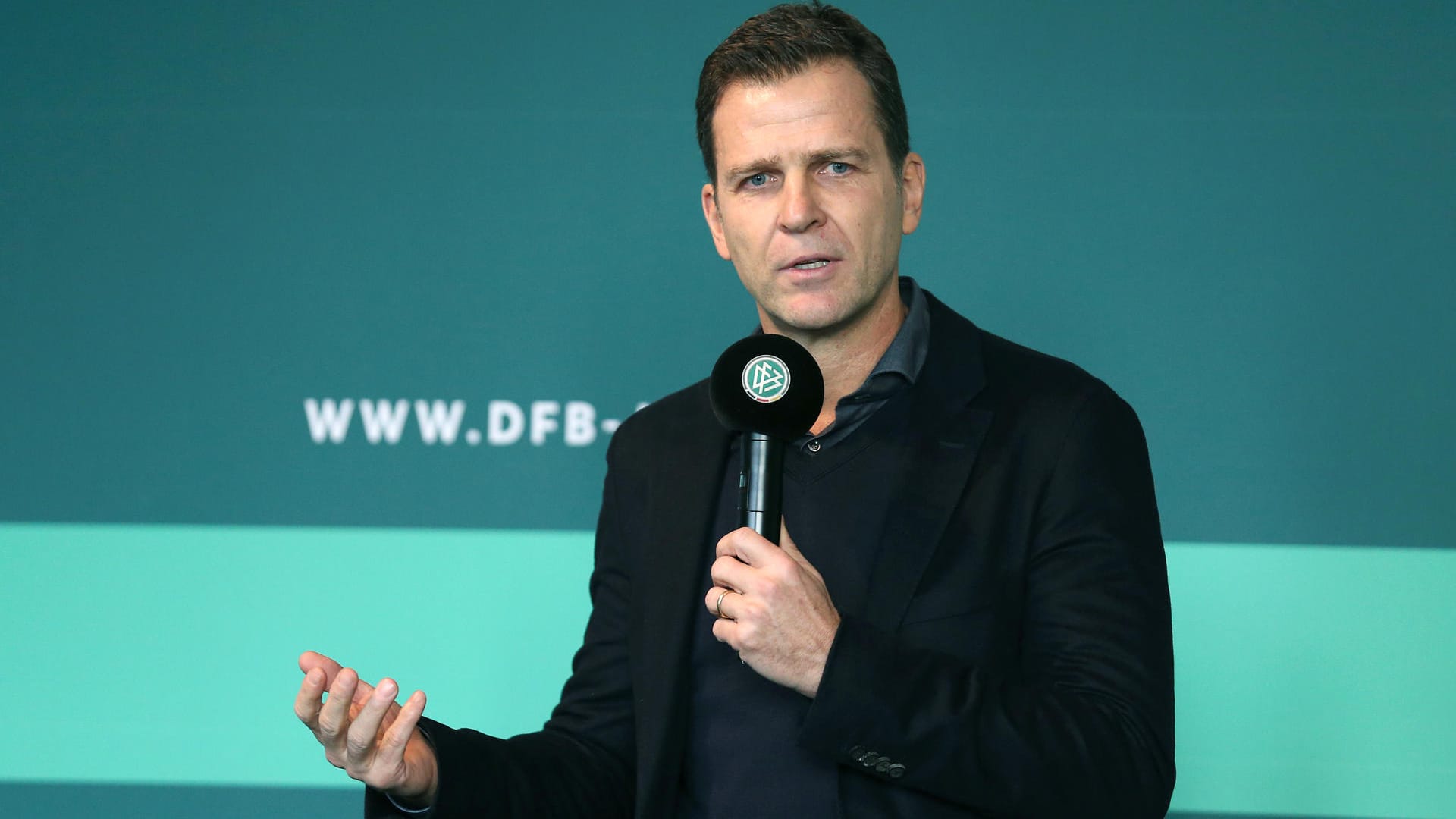 Oliver Bierhoff: "Er war nicht in der Halbzeit in der Kabine und hat geheult, sondern er hat umgestellt, auf Manndeckung umgestellt." DFB-Direktor Oliver Bierhoff zur Kritik an Bundestrainer Joachim Löw nach der 0:6-Niederlage gegen Spanien.