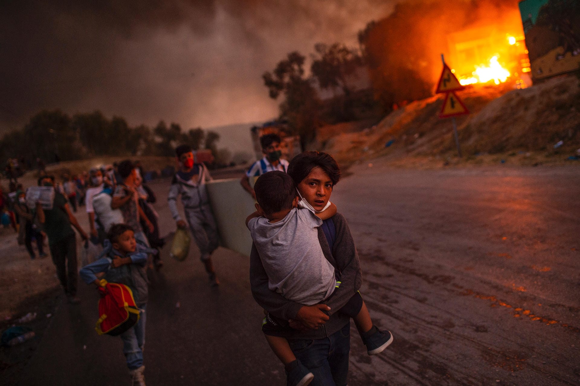 Der Sieger des diesjährigen Wettbewerbs ist der griechische Fotograf Angelos Tzortzinis. Als am 9. September 2020 das Flüchtlingslager Moria auf Lesbos niederbrannte, schoss er ein Bild von Kindern, die aus den Flammen flüchteten.