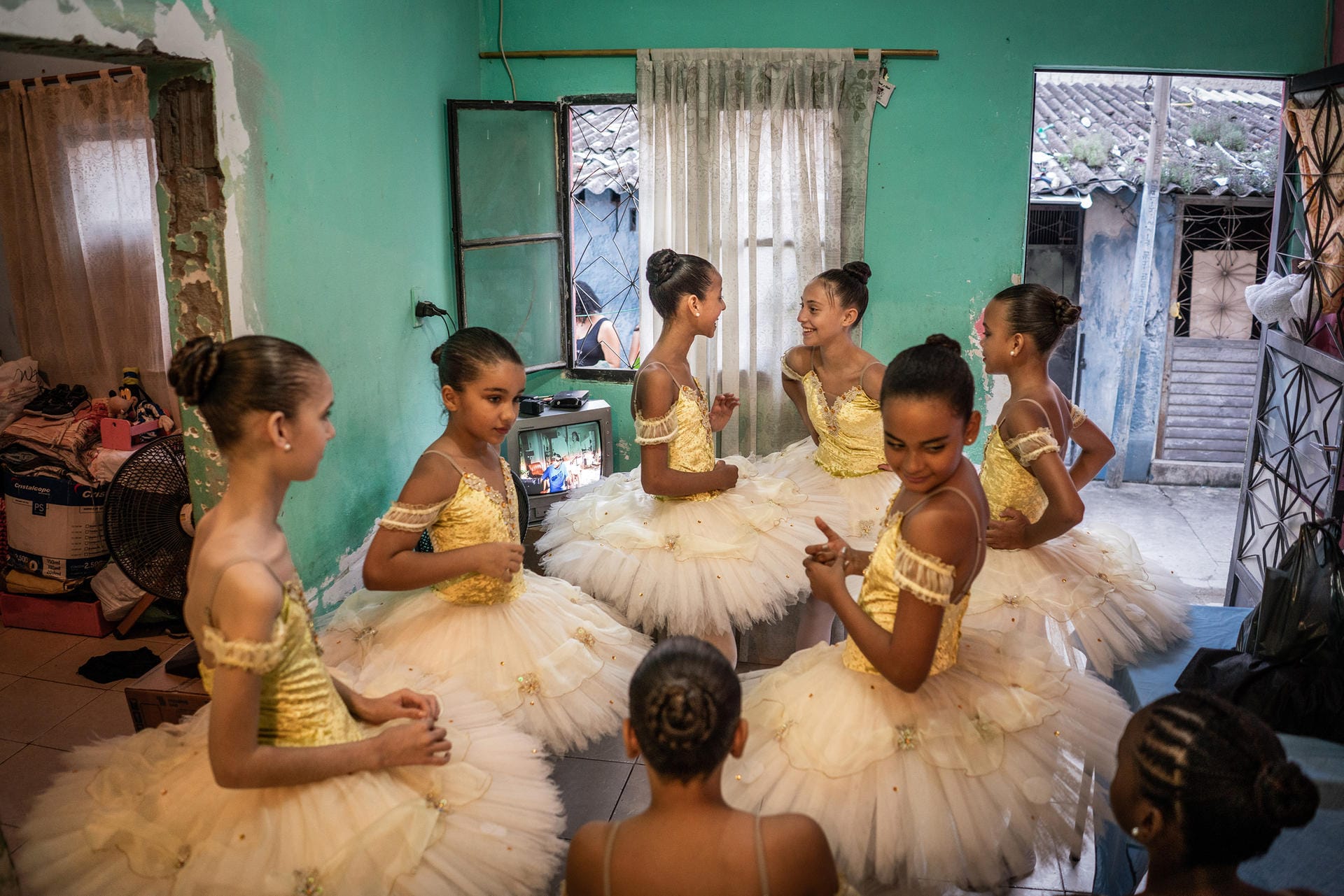 Der Fotograf Evgeny Makarov erhält den dritten Preis. Er begleitete einige Mädchen, die in den Favela Manguinhos, einem Armenviertel von Rio de Janeiro Ballettunterricht erhalten. Eine der besten Tanz-Akademien Brasiliens bietet diesen Ausweg aus dem sonst perspektivlosen Alltag des Armenviertels. Auf dem Bild sind einige der 250 Ballettschülerinnen zu sehen.