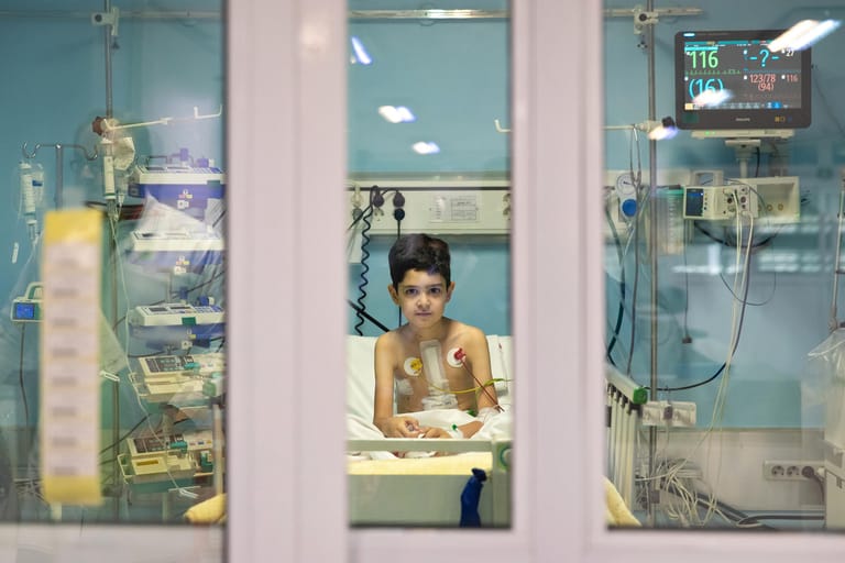 Der Fotograf Hamed Malekpour wird von der Jury ebenfalls ehrenvoll erwähnt. Er begleitete im Iran zwei Familien. Die eines Jungen, der stirbt und dessen Organe gespendet werden, und die eines Jungen, der das lebensrettende Herz erhält. Nachdem der neunjährige Sajjad Darwisha bei einem Unfall tödlich verletzt wurde, entschieden sich seine Eltern einige seiner Organe zur Spende freizugeben. In Teheran wurde sein Herz einem zehnjährigen Jungen eingepflanzt – die Transplantation glückte.