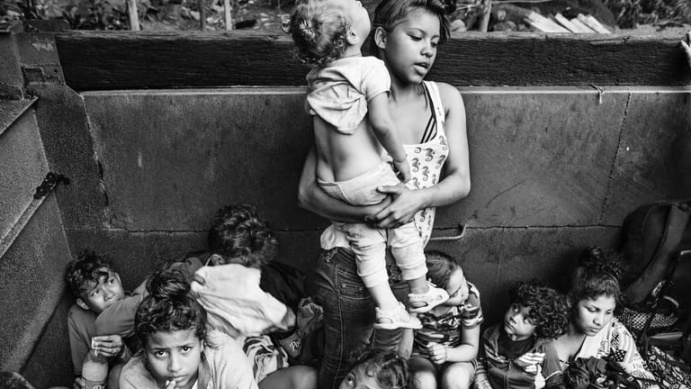 Ehrenvoll erwähnt wird auch der italienische, in Kolumbien lebende, Fotograf Nicoló Filippo Rosso. Er dokumentiert die Flucht vieler Menschen aus dem krisenzerrütteten Venezuela über die Grenze nach Kolumbien. Unter den 1,7 Millionen Menschen sollen sich nach Unicef-Schätzungen 430.000 Kinder und Jugendliche befinden. Der Fotograf Rosso zeigt in seinem Bild die Flucht einiger Kinder in einem Kohle-Transporter.