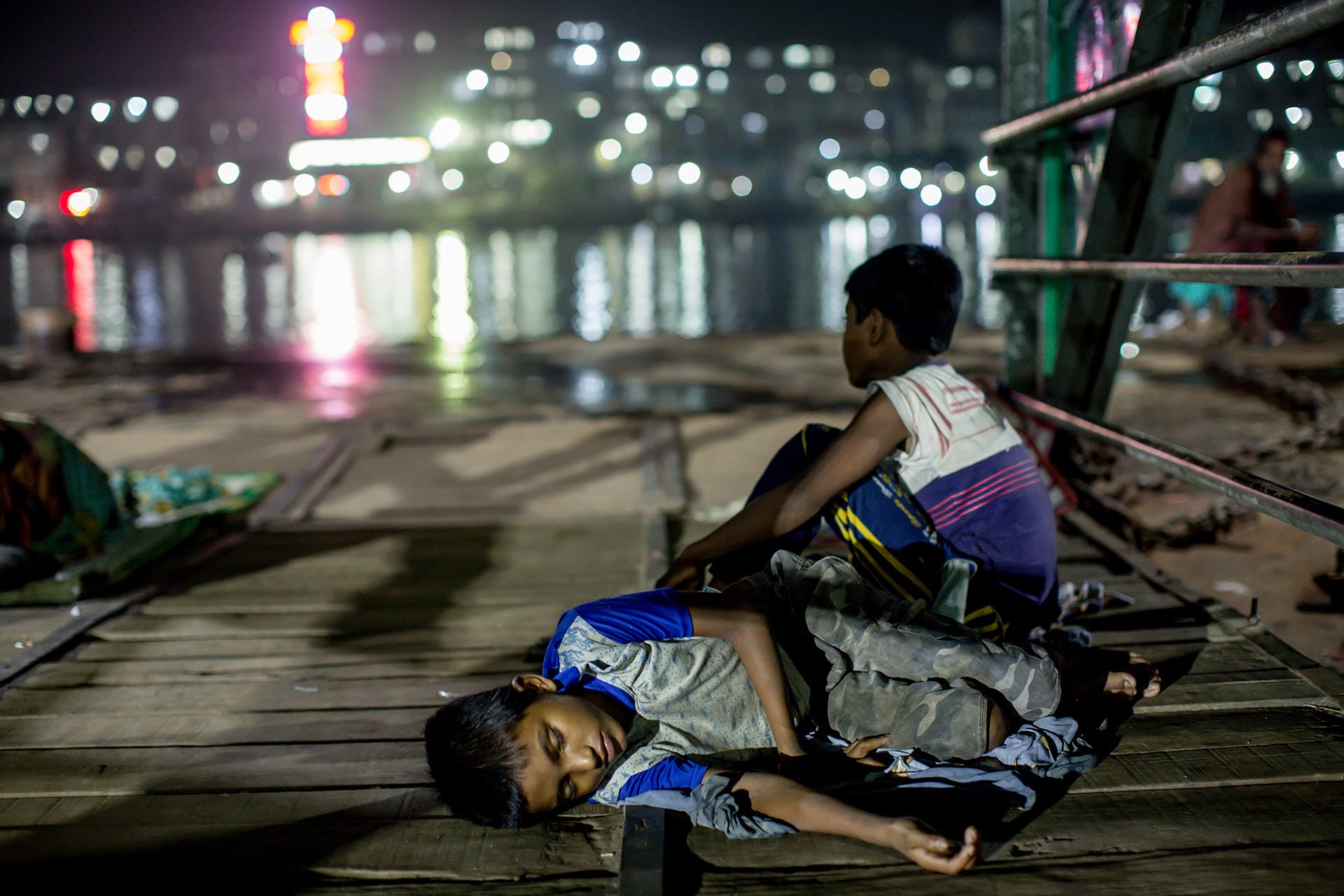 Der Fotograf Suman Yusuf wird von der Unicef-Jury ehrenvoll erwähnt. Er hat den Schlaf der Straßenkinder in Dhaka, der Hauptstadt von Bangladesch, dokumentiert. Sie liegen auf dem Bürgersteig, in Gassen oder an Bahnhöfen. Zwischen sich und dem Boden oft nur wenige Lumpen. Yusuf nennt sein Bild "Sleeping Beauty" und will damit an die Würde und Tapferkeit der hunderttausenden Straßenkinder erinnern.