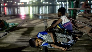 Der Fotograf Suman Yusuf wird von der Unicef-Jury ehrenvoll erwähnt. Er hat den Schlaf der Straßenkinder in Dhaka, der Hauptstadt von Bangladesch, dokumentiert. Sie liegen auf dem Bürgersteig, in Gassen oder an Bahnhöfen. Zwischen sich und dem Boden oft nur wenige Lumpen. Yusuf nennt sein Bild "Sleeping Beauty" und will damit an die Würde und Tapferkeit der hunderttausenden Straßenkinder erinnern.