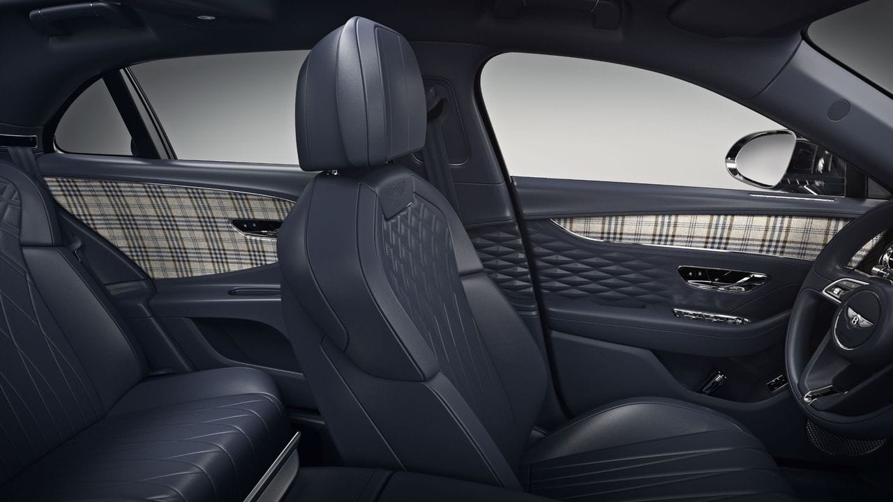 Tweed in den Türtafeln: Auch Bentley experimentiert mit alternativen Bezugsstoffen zu Leder. Tweed in den Türtafeln: Auch Bentley experimentiert mit alternativen Bezugsstoffen zu Leder.