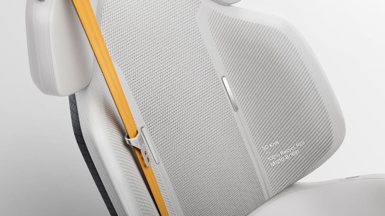 Plastikflaschen für den Popo: Die Garne für manche Sitzbezüge im Polestar 2 bestehen aus recycelten PET-Flaschen. Plastikflaschen für den Popo: Die Garne für manche Sitzbezüge im Polestar 2 bestehen aus recycelten PET-Flaschen.