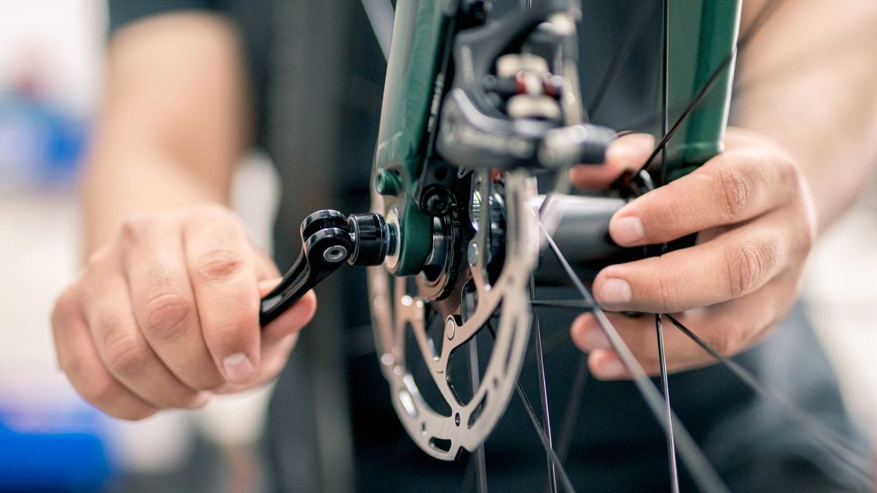 "Fass' ich nicht an": Doch, viele Händler justieren oder reparieren auch Fahrräder aus dem Versandhandel.