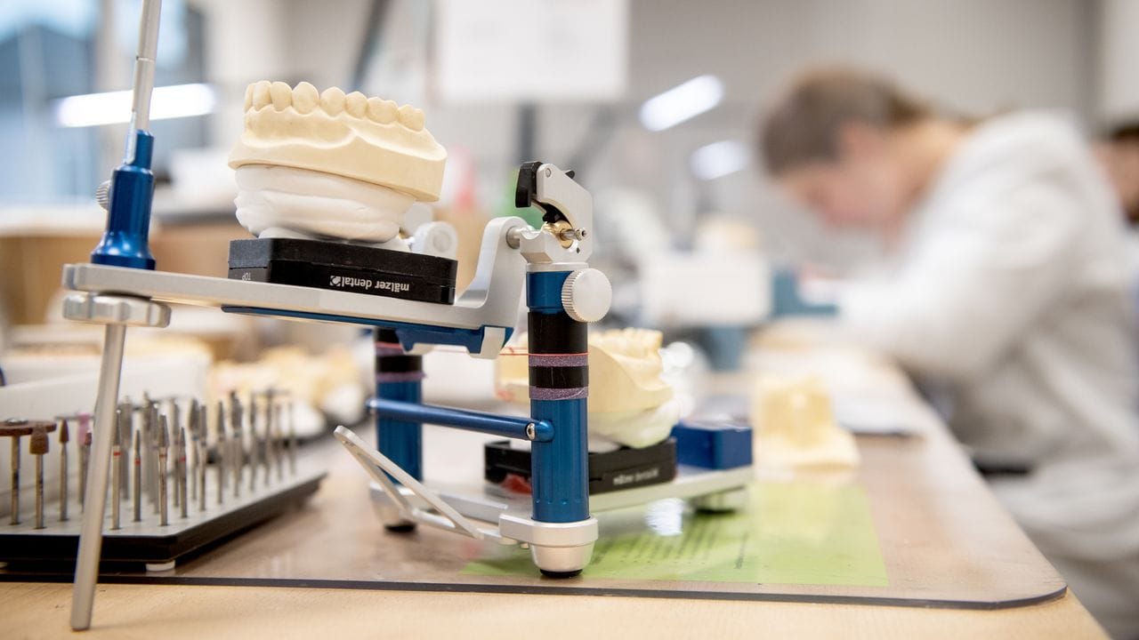 Zahntechniker erkennen schnell, welche Zähne echt und welche nachgebildet sind.