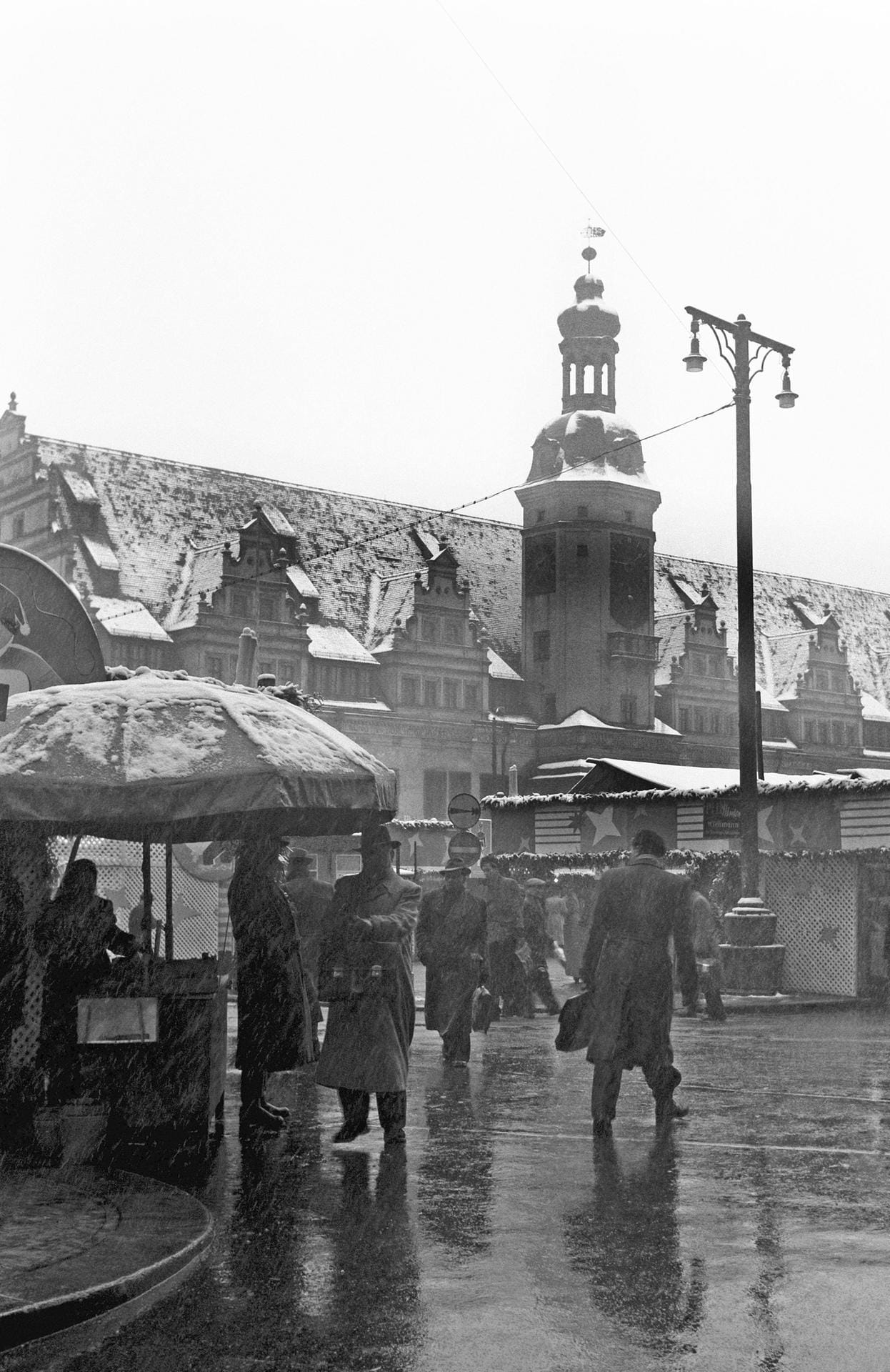 Weihnachtsmarkt in Leipzig: Karussells und Buden stehen 1956 auf dem Marktplatz. Im Hintergrund das Alte Rathaus.