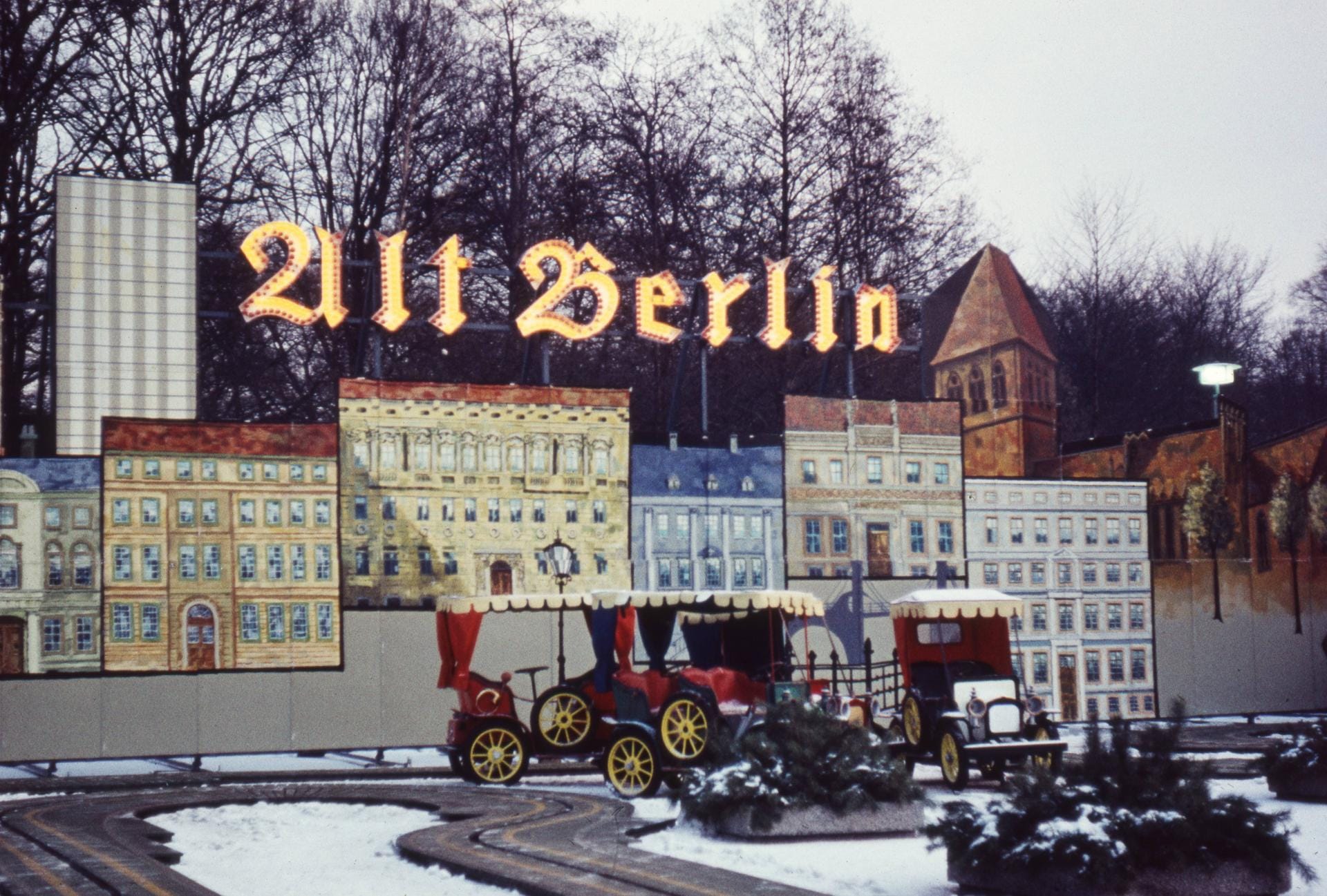 Weihnachtsmarkt mit Rummelplatz in Ost-Berlin