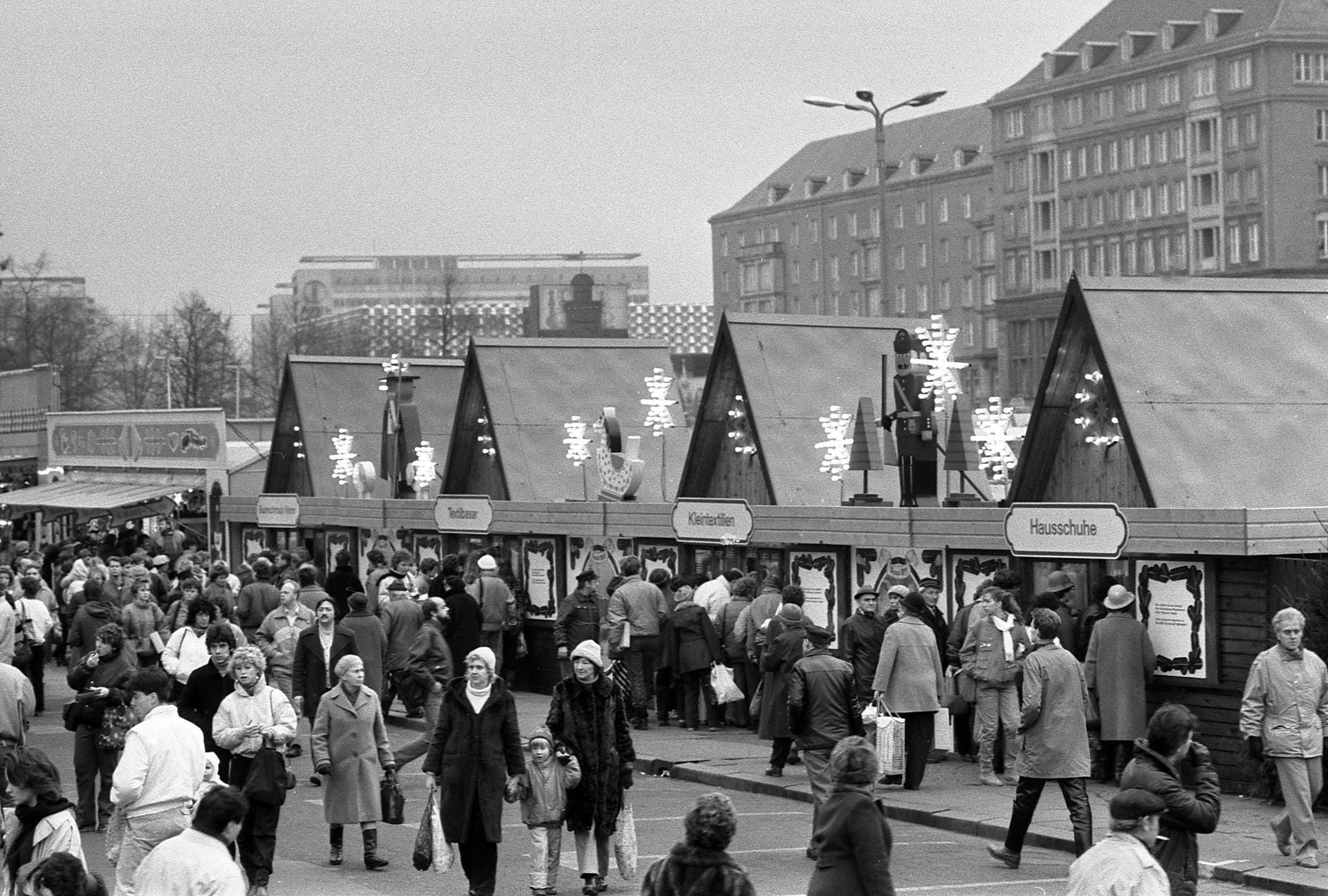 Weihnachtlicher Striezelmarkt auf dem Altmarkt in Dresden