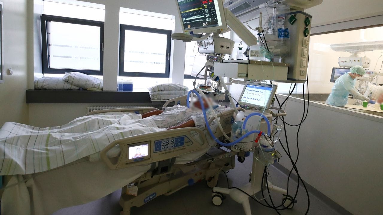 Ein Patient liegt auf einem Krankenbett auf der Covid 19 Intensivstation eines Krankenhauses. Ein Patient liegt auf einem Krankenbett auf der Covid 19 Intensivstation eines Krankenhauses.