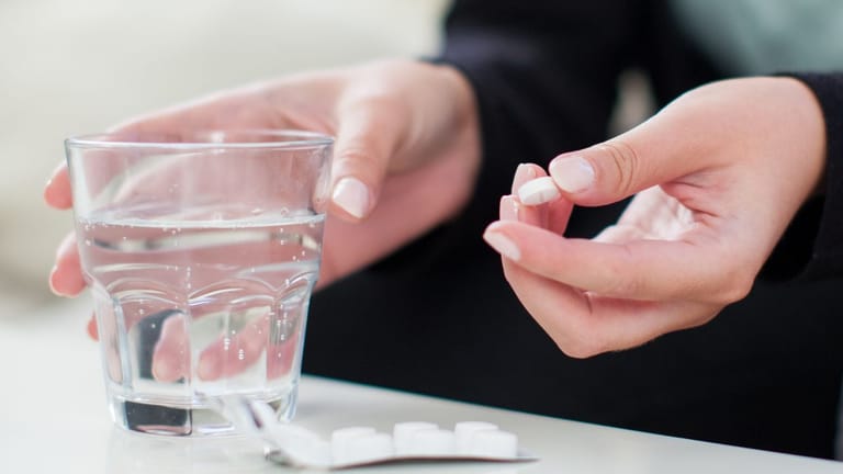 Antibiotika sollten idealerweise mit einem Glas Leitungswasser heruntergespült werden.