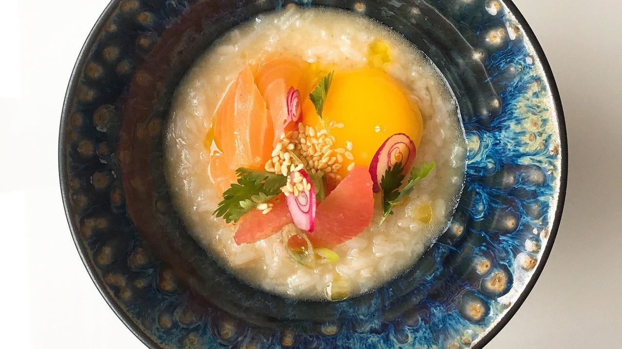 Auch eine Reissuppe mit Entenfleisch oder wie im Foto mit Wacholderlachs wirkt bei einem Kater Wunder, verspricht das Berliner Restaurant "Frühstück 3000".