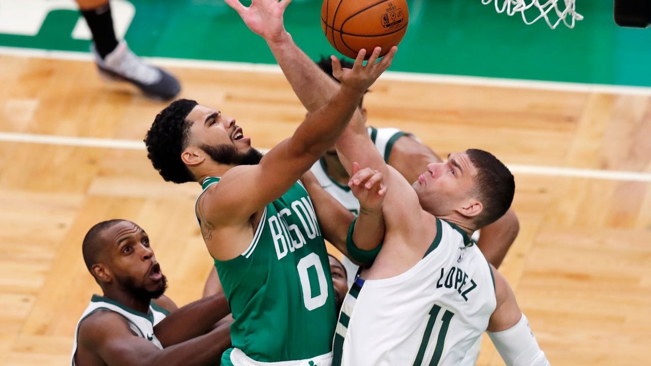 Jayson Tatum (0) blieb mit Boston Celtics gegen die Milwaukee Bucks letztlich obenauf.
