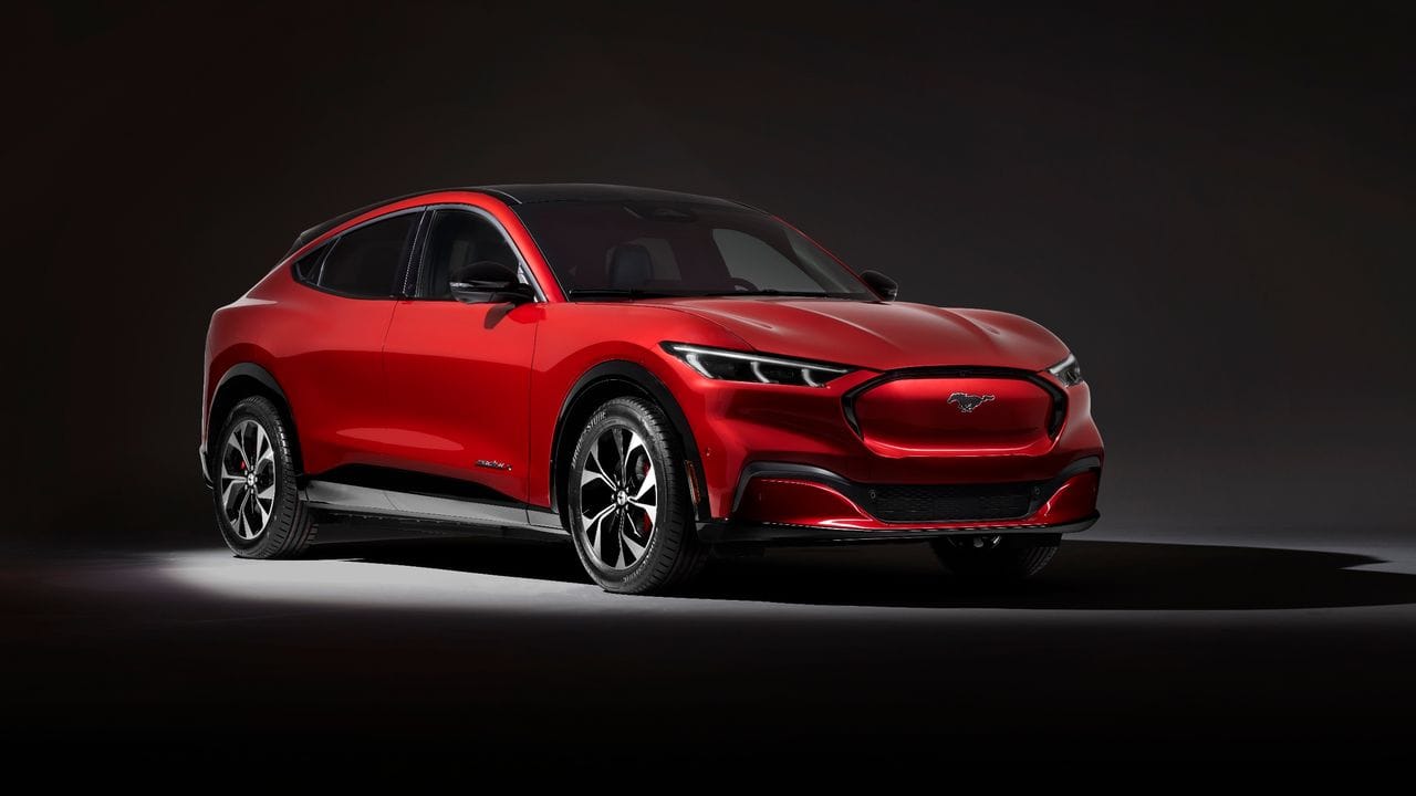 Für elektrische Reiter: Ford schickt sein E-SUV als Mustang Mach-E auf die Straßen. Für elektrische Reiter: Ford schickt sein E-SUV als Mustang Mach-E auf die Straßen.