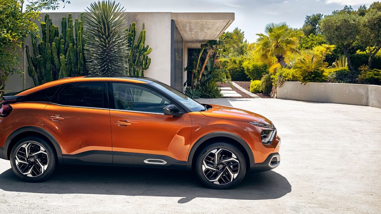 Dreiklang: Den neuen C4 bietet Citroën mit Benziner oder Diesel sowie als E-Auto an. Dreiklang: Den neuen C4 bietet Citroën mit Benziner oder Diesel sowie als E-Auto an.