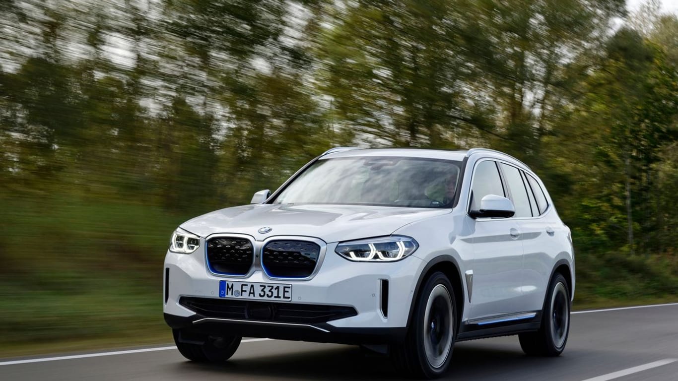 SUV-Stromer: Den iX3 tanken BMW-Kunden an der Steckdose auf.
