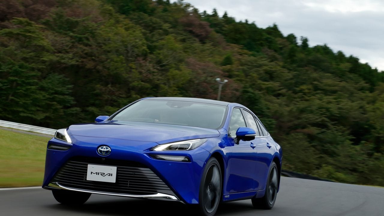 Stoff geben mit Wasserstoff: Toyota lanciert die Zweitauflage des Brennstoffzellenautos Mirai. Stoff geben mit Wasserstoff: Toyota lanciert die Zweitauflage des Brennstoffzellenautos Mirai.
