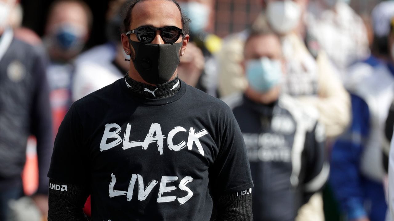 Formel-1-Weltmeister Lewis Hamilton bezieht klar Stellung: "Black lives Matter". Formel-1-Weltmeister Lewis Hamilton bezieht klar Stellung: "Black lives Matter".