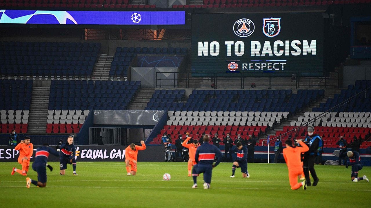 Die Spieler von Paris Saint-Germain und Istanbul Basaksehir sowie die Schiedsrichter knien vor dem Champiopns-League-Spiel als Zeichen der Solidarität mit der Anitrassimus-Bewegung nieder. Die Spieler von Paris Saint-Germain und Istanbul Basaksehir sowie die Schiedsrichter knien vor dem Champiopns-League-Spiel als Zeichen der Solidarität mit der Anitrassimus-Bewegung nieder.