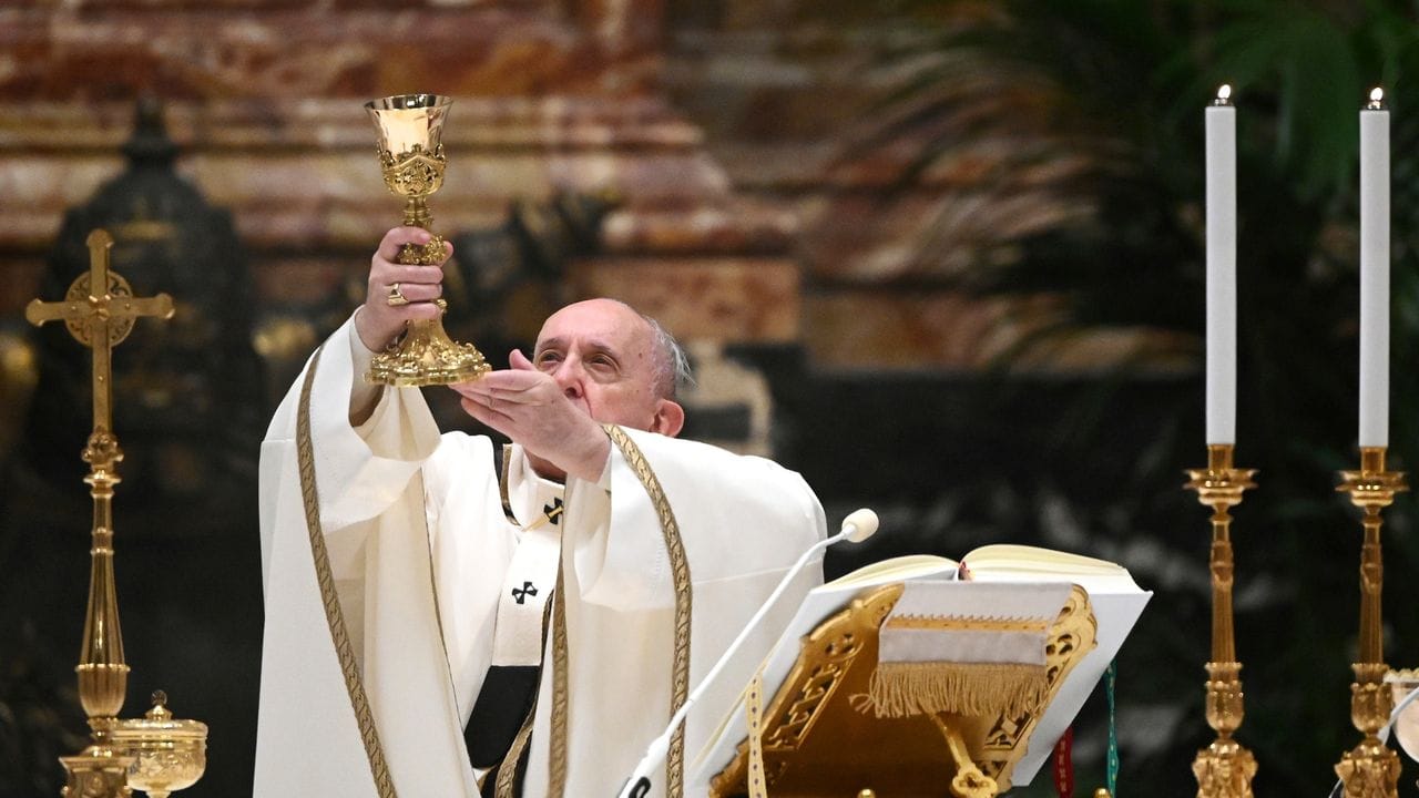 Papst Franziskus bei einer Messe an Heiligabend im Petersdom.