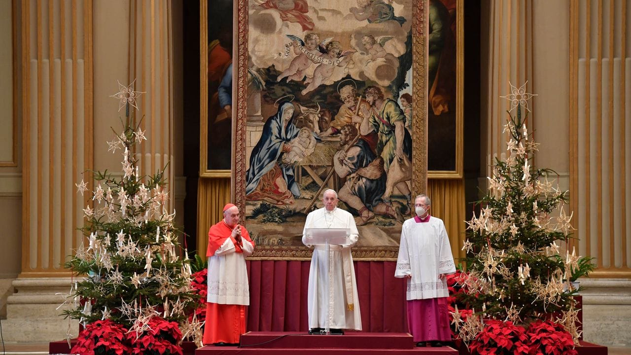 Papst Franziskus spendet den Segen "Urbi et orbi" im kleinen Kreis.