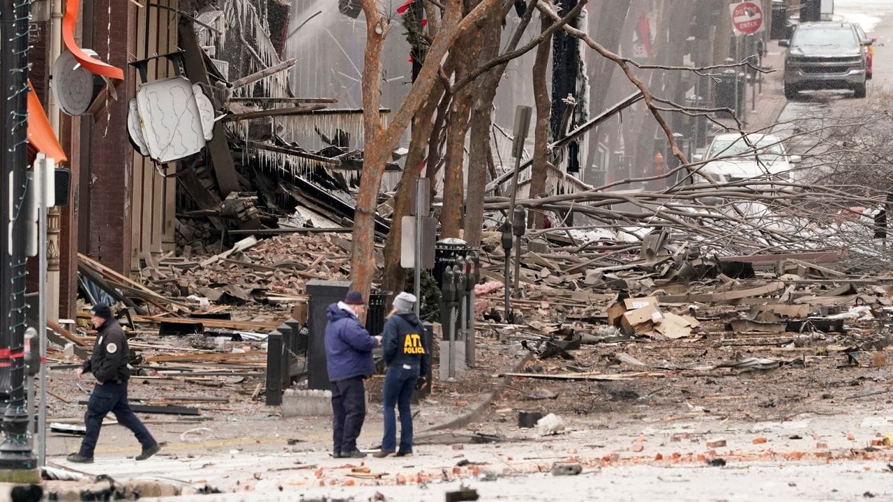 Wie es heißt, soll ein Wohnwagen explodiert sein und dabei mehrere Gebäude beschädigt haben. Wie es heißt, soll ein Wohnwagen explodiert sein und dabei mehrere Gebäude beschädigt haben.