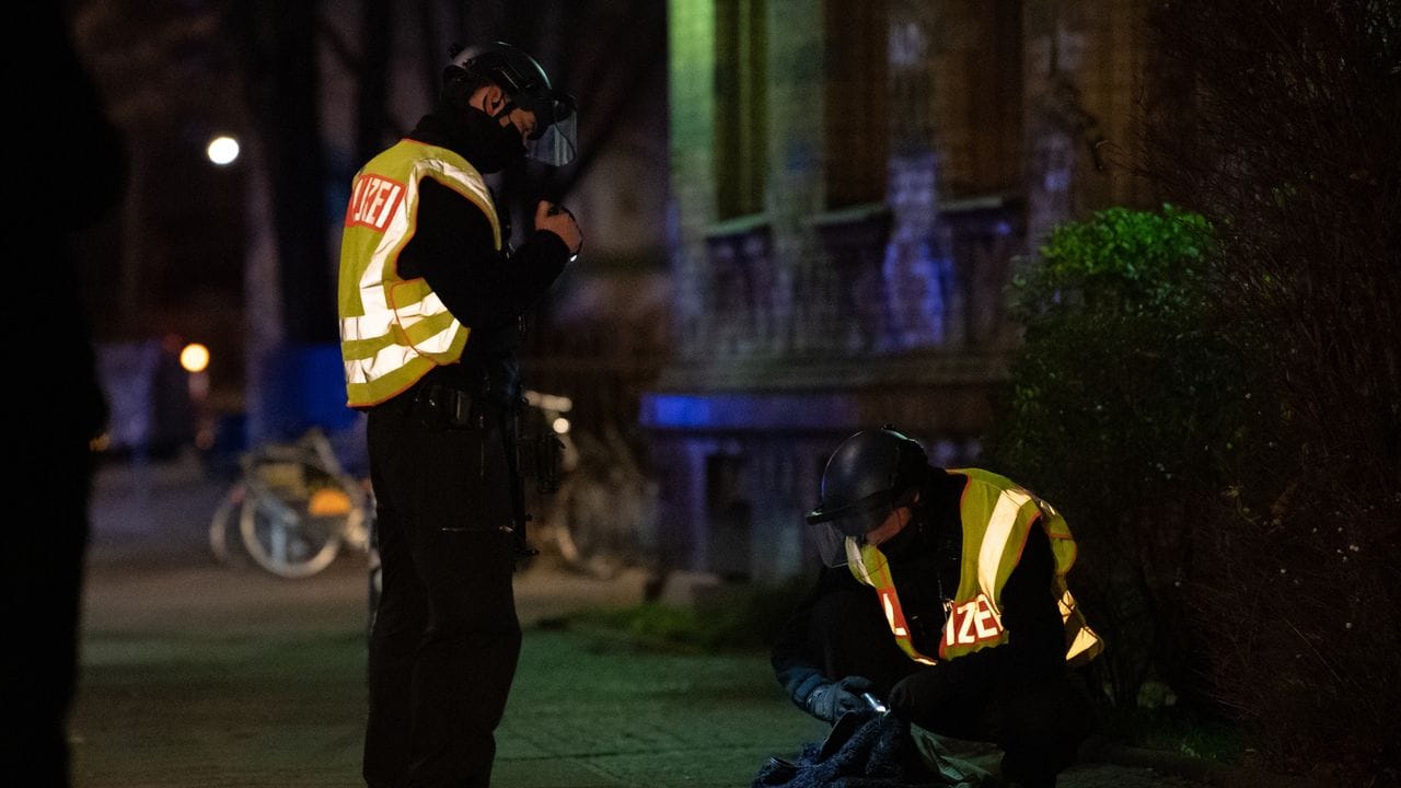 Polizeibeamte suchen in der Nähe des U-Bahnhof Möckernbrücke nach Spuren. Polizeibeamte suchen in der Nähe des U-Bahnhof Möckernbrücke nach Spuren.