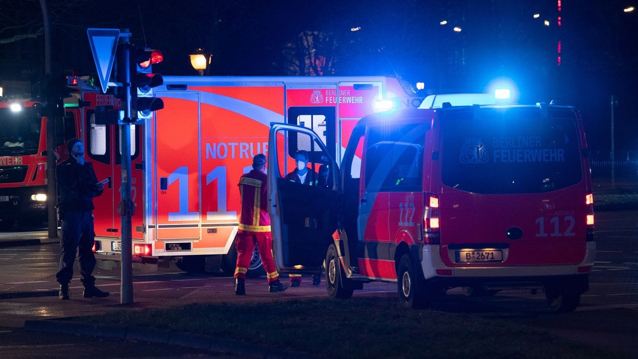 Einsatzfahrzeuge der Feuerwehr stehen in der Stresemannstraße in Kreuzberg. Einsatzfahrzeuge der Feuerwehr stehen in der Stresemannstraße in Kreuzberg.