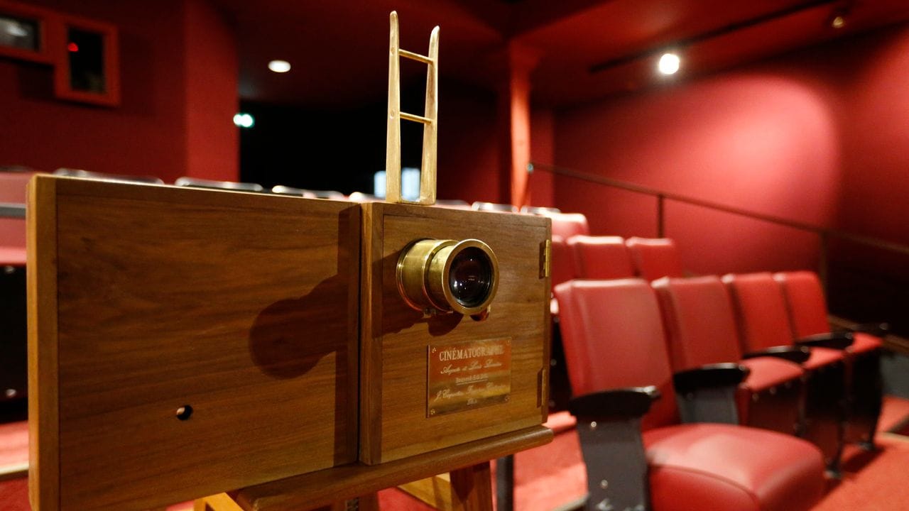 Ein Kinematograph im Kino L'Eden in La Ciotat, in dem vor 125 Jahren die Filme der Brüder Lumière gezeigt wurden.