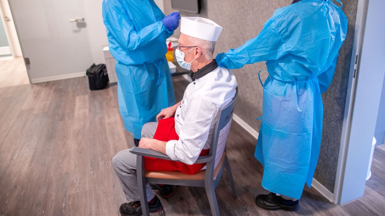 Ein Mitarbeiter eines Seniorenquartiers in Schwerin wird gegen das Coronavirus geimpft.