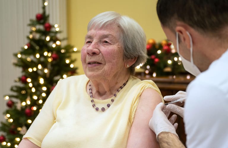 Baden-Württemberg, Sindelfingen: Eine 86-jährige Bewohnerin des Altenpflegeheims wird von einem Mitglied des mobilen Impfteams geimpft.