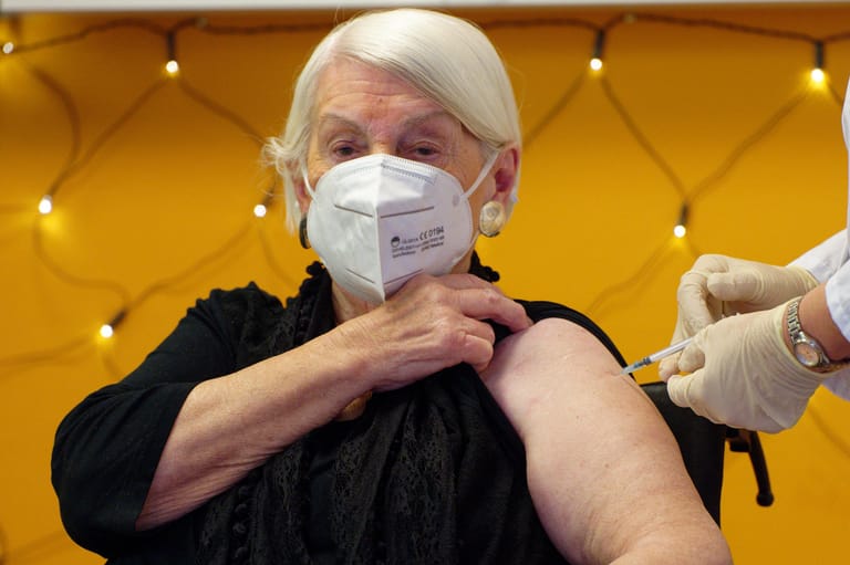 Nordrhein-Westfalen, Köln: Die 92-jährige Gertrud Vogel hofft, dass viele Menschen sich impfen lassen, wie sie sagte.