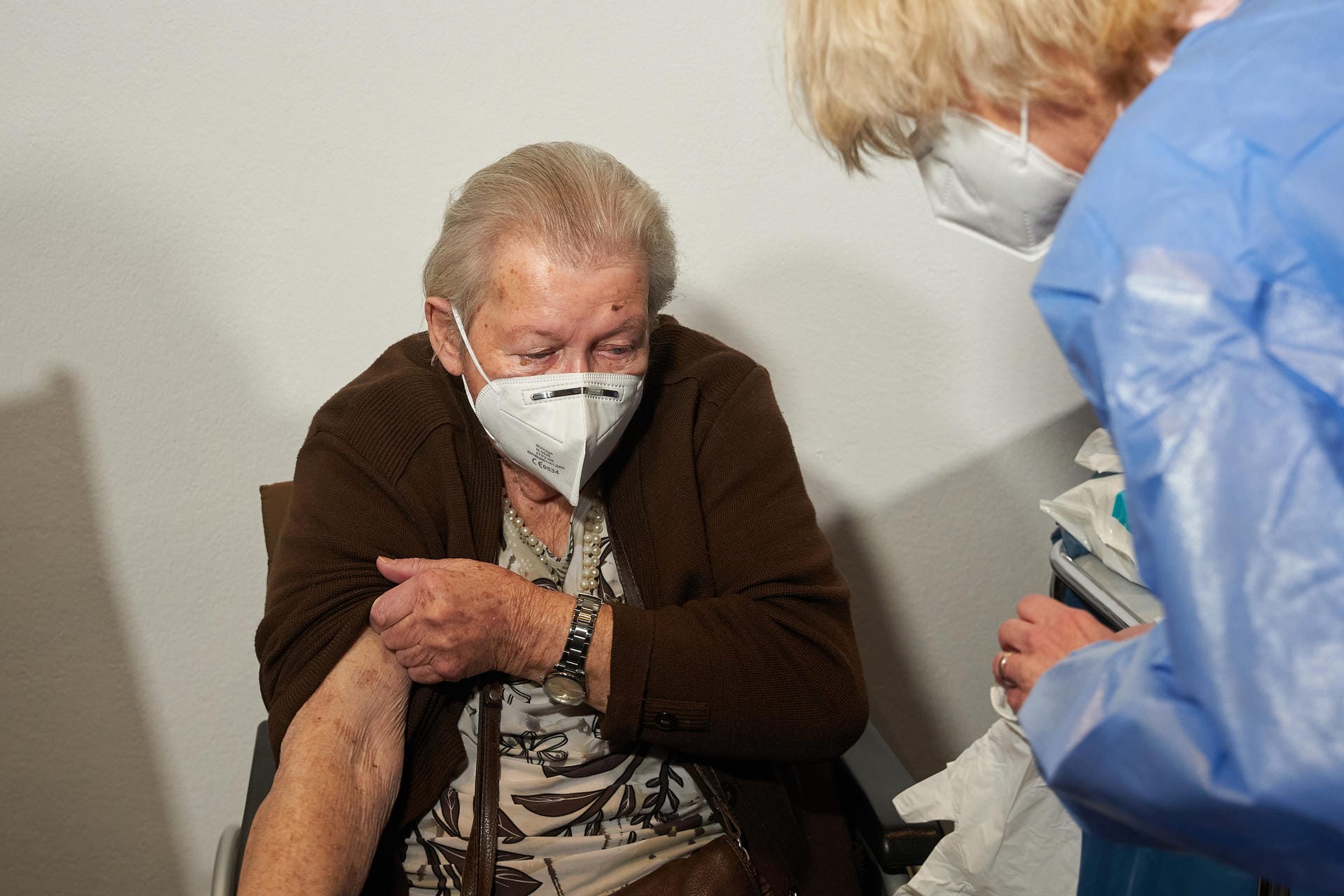 Rheinland-Pfalz, Koblenz: Lieselotte Ziegler macht den Arm frei. "Wie, das wars schon? Ich hab gedacht, da kommt noch was", sagte die 91-Jährige nach dem Piks.