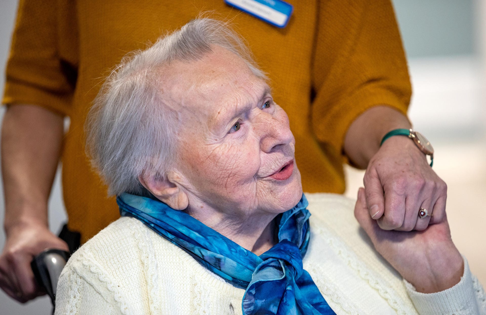 Mecklenburg-Vorpommern, Schwerin: Elfriede Smettons wartet mit einer Pflegerin auf ihre Impfung gegen Corona. Die 92-Jährige wurde als eine der ersten im Land geimpft.