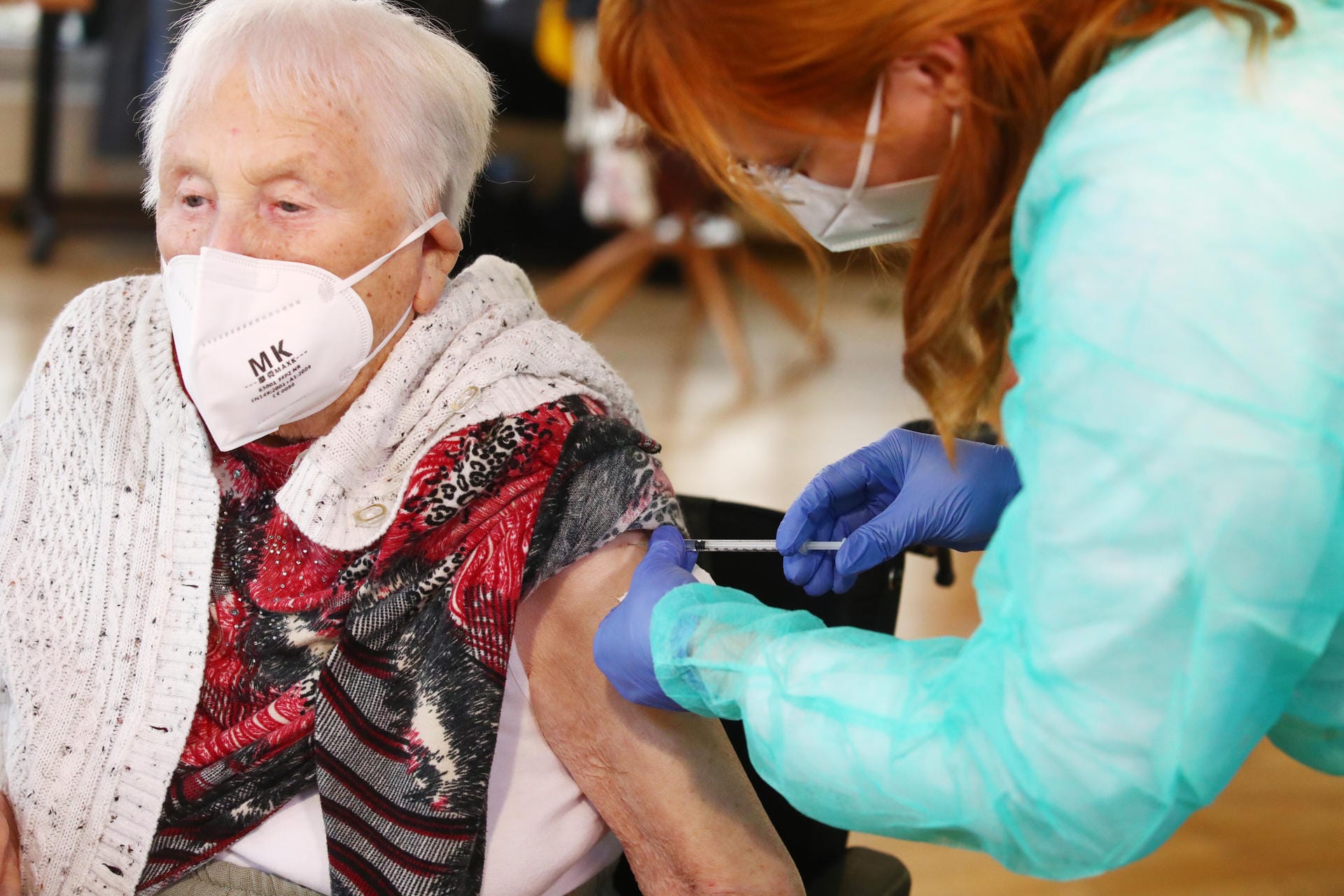 Thüringen, Zeulenroda-Triebes: Die 94-Jahre alte Martha Nadolph erhielt im Seniorenpark Am Birkenwäldchen als erste Thüringerin die Corona-Impfung.