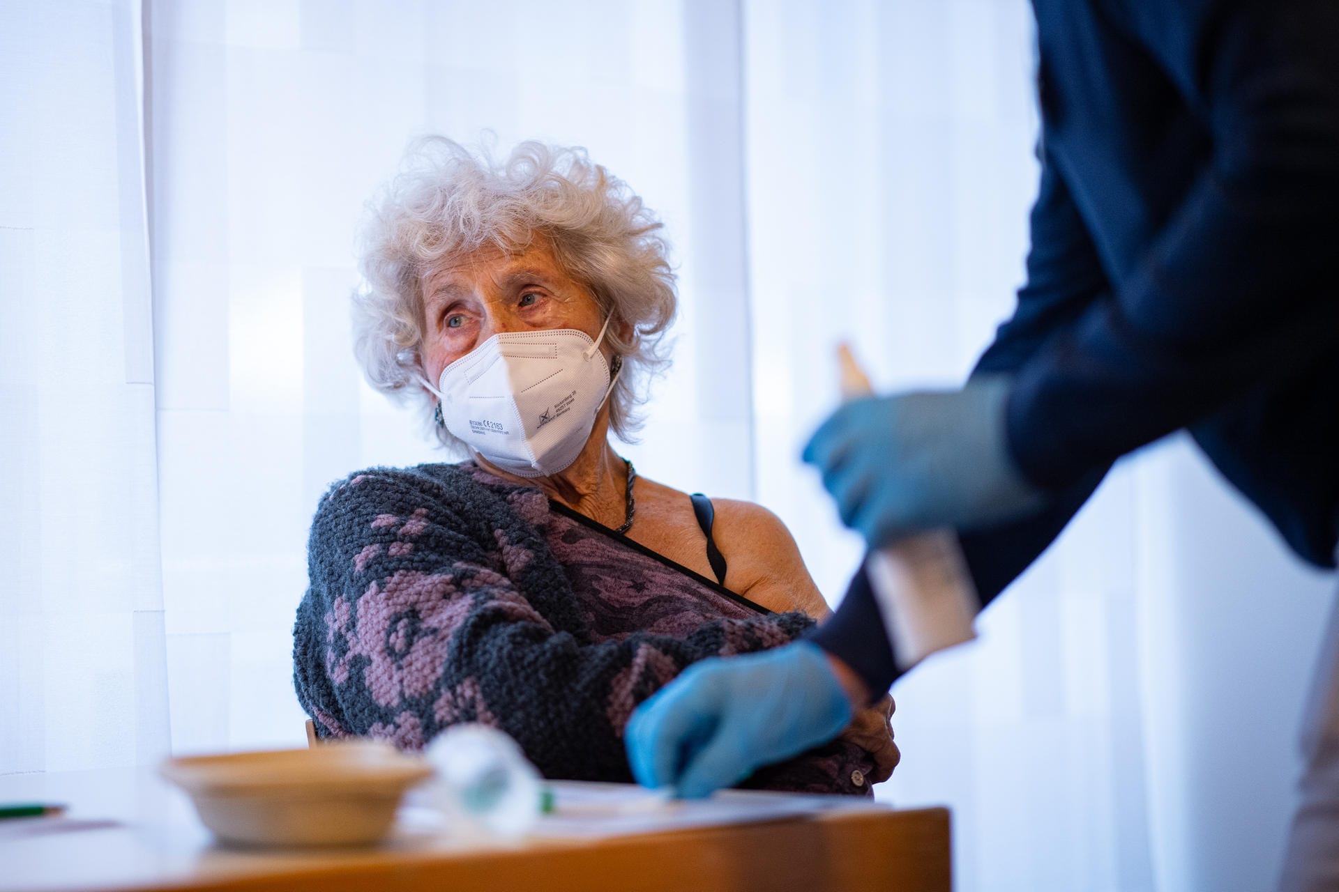 Nordrhein-Westfalen, Emsdetten: Im Altenwohnheim St. Josef-Stift erhält die Bewohnerin Ruth Geulen im Alter von 89 Jahren eine Corona-Impfung.