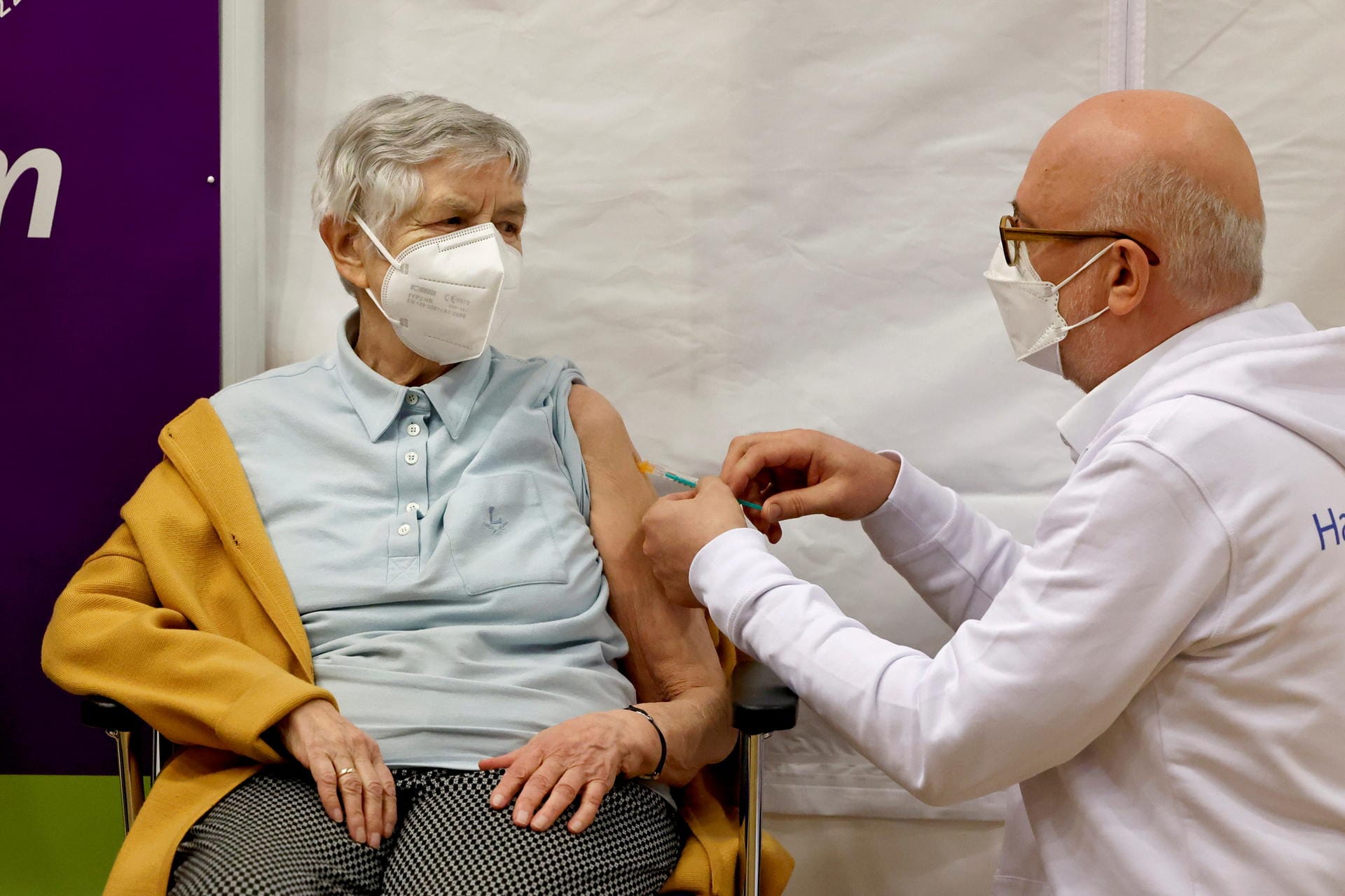 Hamburg: Die 84-jährige Karin Sievers bekam als erste der Stadt die Impfung gegen das Coronavirus.