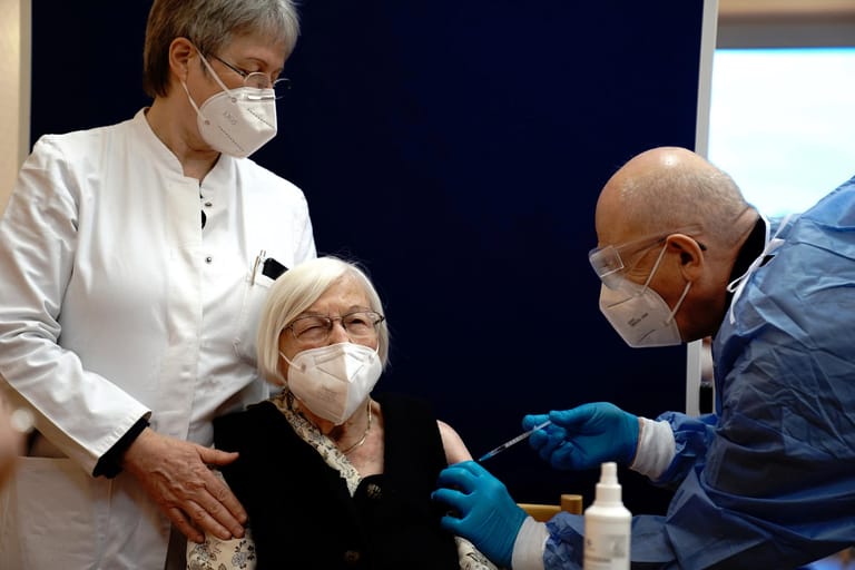 Berlin: "Es ist sehr gut, dass man jetzt dagegen geimpft wird. Das ist schon ein großer Vorteil für uns alle Leute hier", sagt die 101-jährige Gertrud Haase, die als einer der ersten Menschen in Berlin am Sonntagmorgen geimpft wurde.