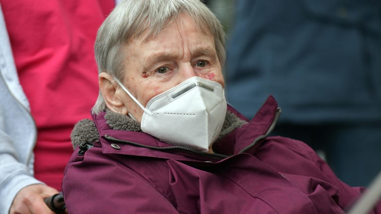 Bremen: Die Seniorin Alize Oesselmann sitzt vor der Tür eines Seniorenheims im Rollstuhl. Die 85-Jährige ist dort Bewohnerin und ließ sich als erste Bremerin gegen das Coronavirus impfen.