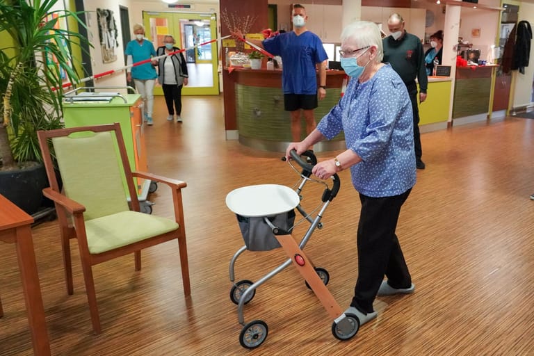 Sachsen-Anhalt, Dessau-Roßlau: Die 87-jährige Pflegeheimbewohnerin Brigitte Friedrich kommt zu ihrem Impftermin im Martha-Haus.