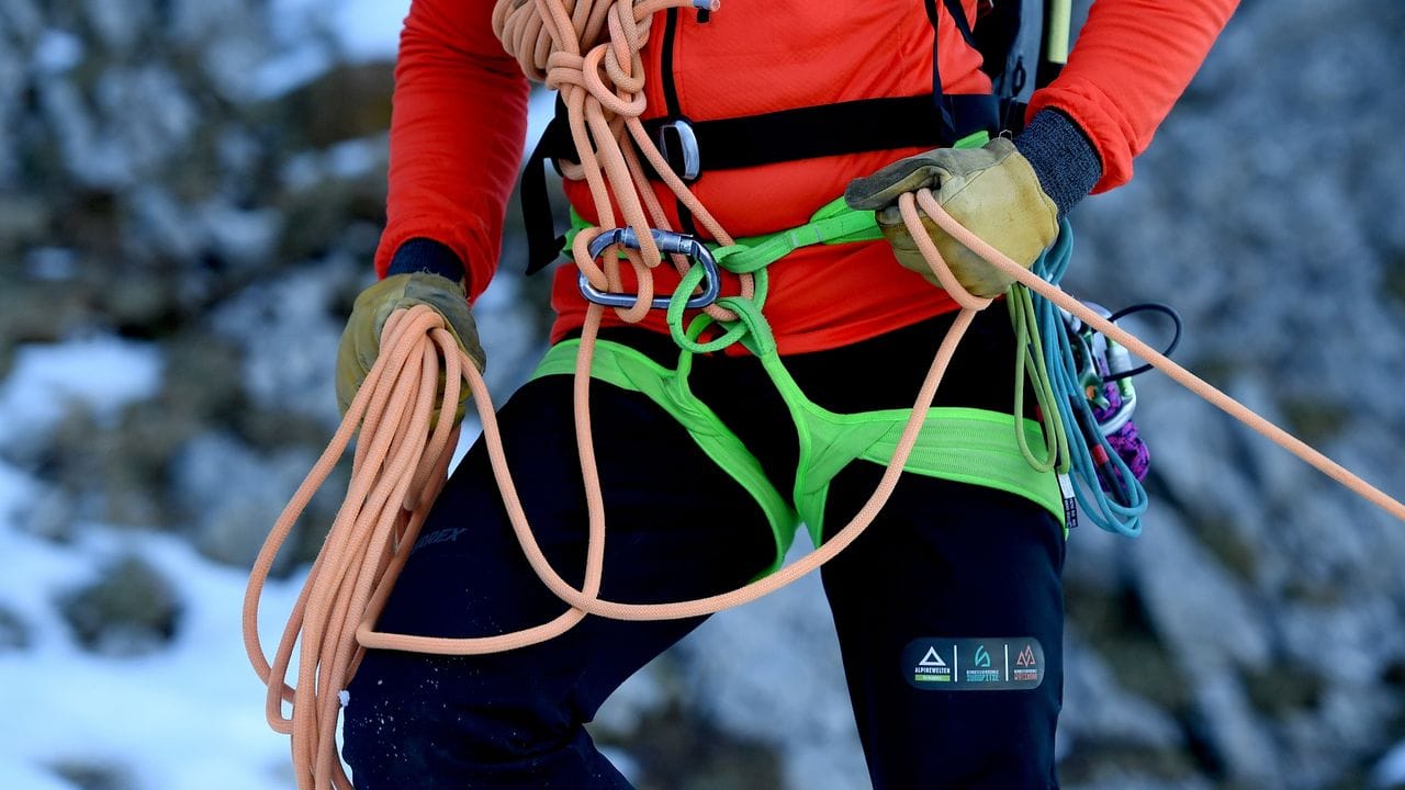 Nach ihrer Ausbildung arbeiten staatlich geprüfte Bergführer überwiegend auf freiberuflicher Basis. Nach ihrer Ausbildung arbeiten staatlich geprüfte Bergführer überwiegend auf freiberuflicher Basis.