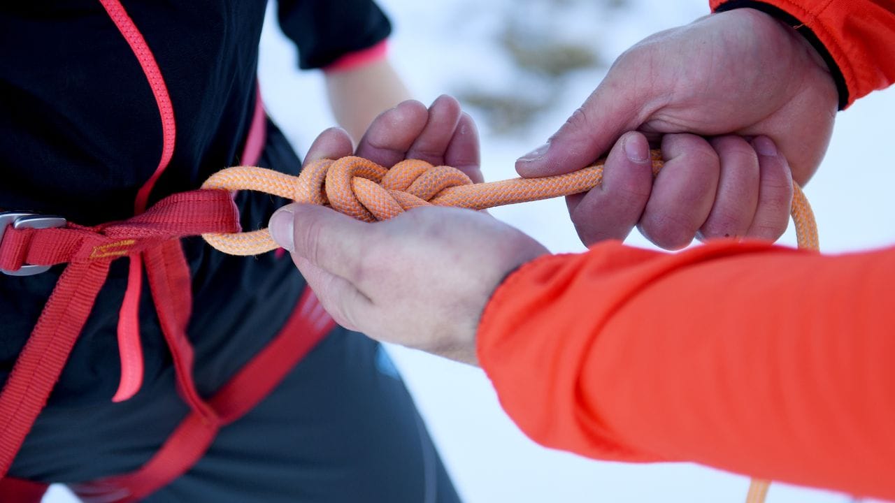 Sicherheitcheck: Der Bergführeranwärter Manuel Haff überprüft auf einer Trainingstour nähe des Aggenstein im Tannheimer Tal einen Achterknoten. Sicherheitcheck: Der Bergführeranwärter Manuel Haff überprüft auf einer Trainingstour nähe des Aggenstein im Tannheimer Tal einen Achterknoten.